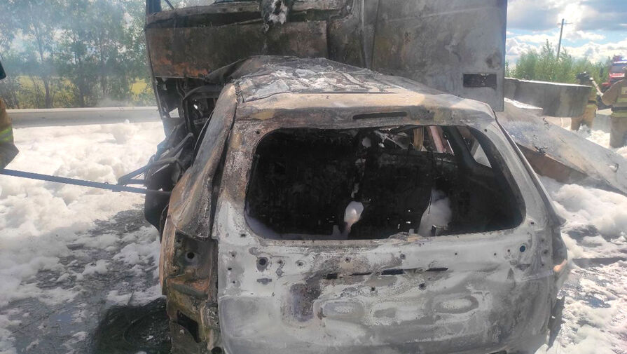 В Тюменской области при ДТП с пожаром на проезжающую машину упал бетонный блок