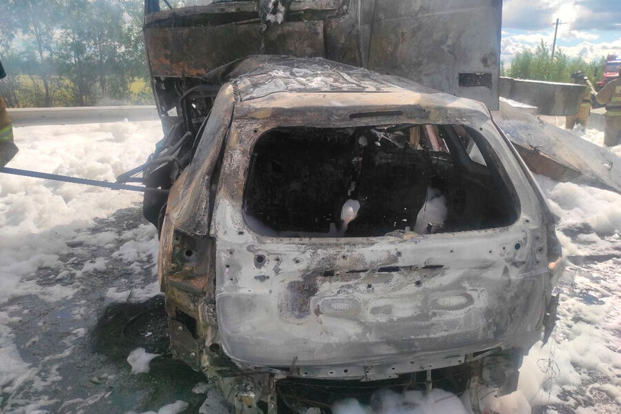 В Тюменской области при ДТП с пожаром на проезжающую машину упал бетонный блок 