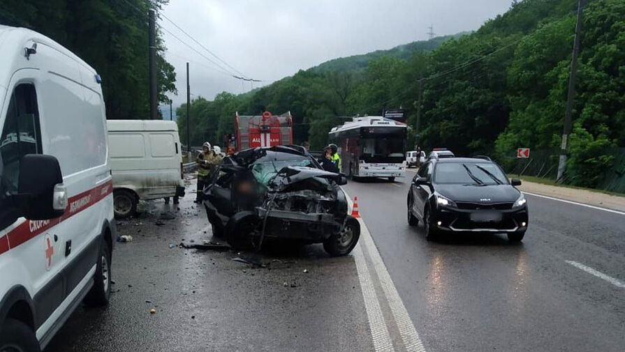 Три человека погибли при столкновении Renault и Газели в Крыму