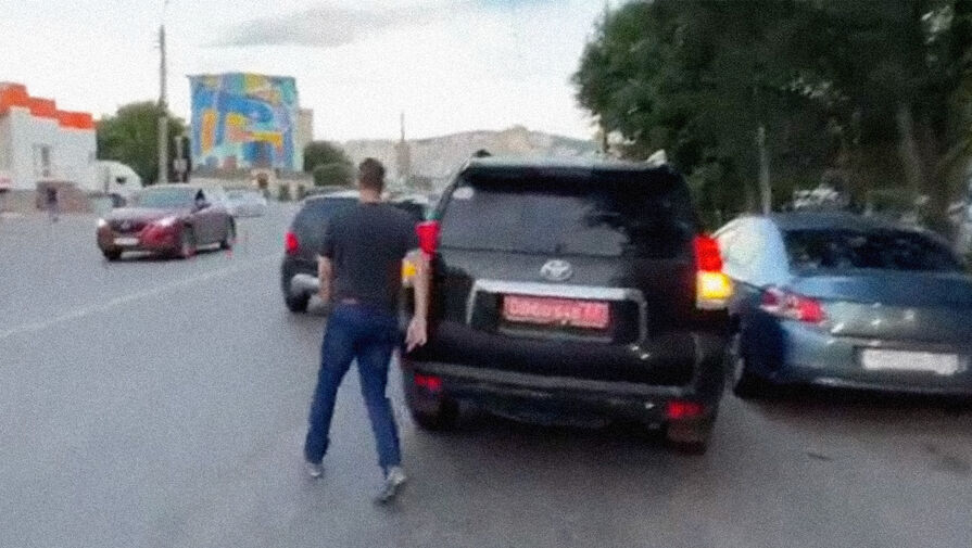 Автомобиль с дипломатическими номерами нарушил ПДД в Мурманске