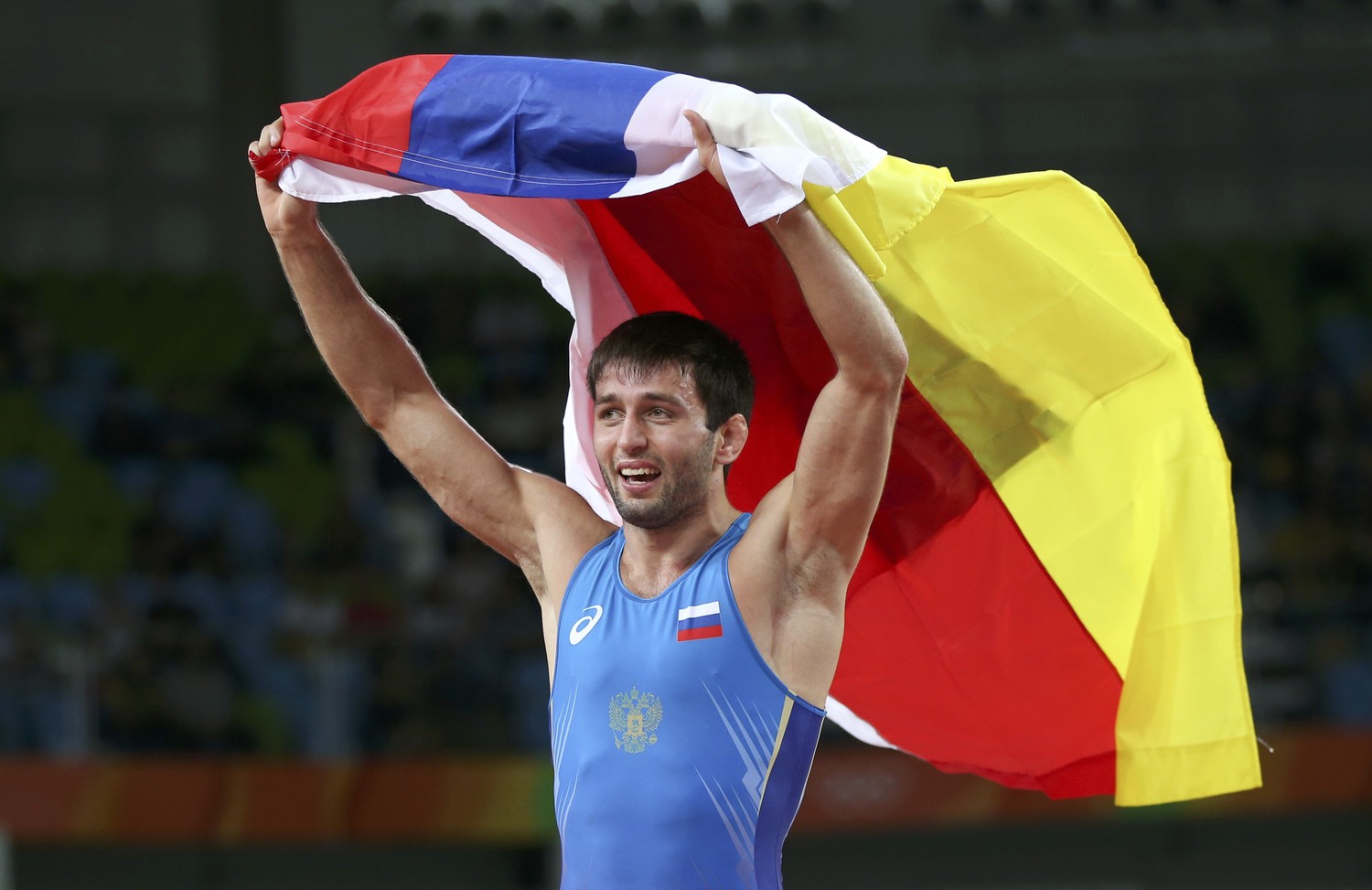 Сослан Рамонов с российским флагом после победы на Играх в Рио