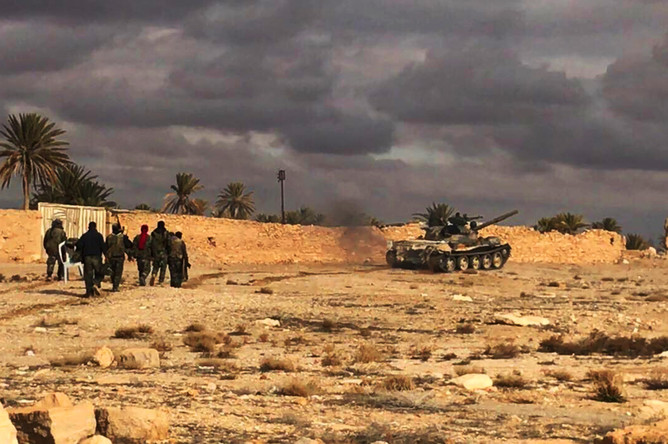Военнослужащие Сирийской Арабской Республики возле историко-архитектурного комплекса Древней Пальмиры в сирийской провинции Хомс, 2017 год