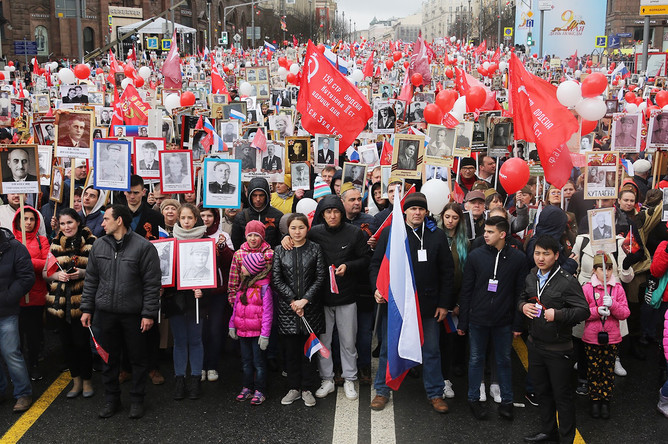 Участники во время акции «Бессмертный полк» в Москве