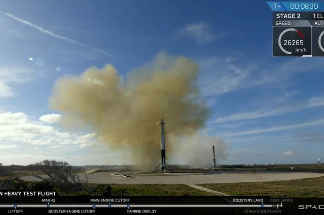 Во время запуска ракеты-носителя Falcon Heavy компании Илона Маска SpaceX с мыса Канаверал во Флориде, 6 февраля 2018 года