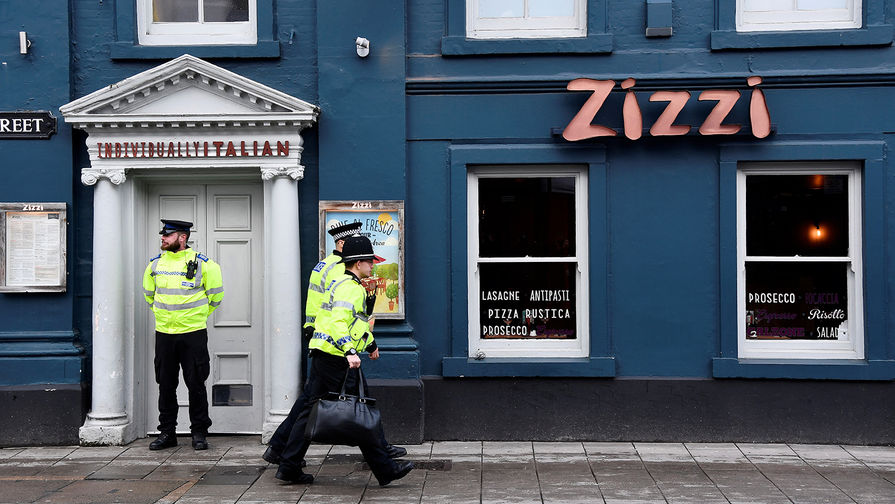 Полицейское оцепление около ресторана, который был закрыт после инцидента с бывшим российским разведчиком Сергеем Скрипалем в британском Солсбери, 6 марта 2018 года