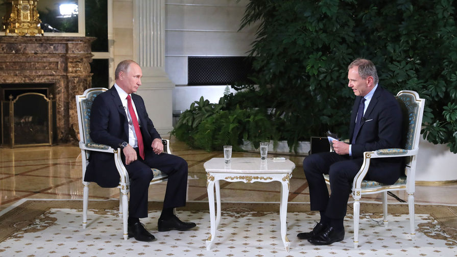Президент России Владимир Путин и ведущий австрийской телерадиокомпании ORF Армин Вольф во время интервью в Кремле
