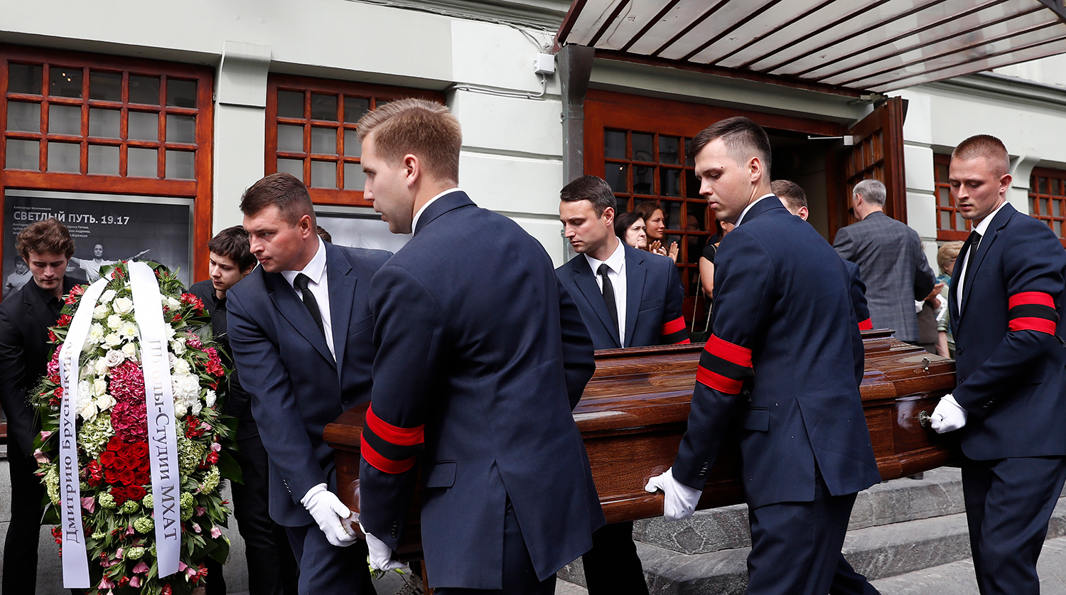 Во время церемонии выноса гроба с телом режиссера Дмитрия Брусникина у МХТ имени Чехова, 13 августа 2018 года