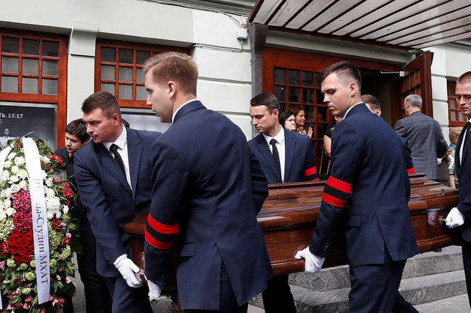 Во время церемонии выноса гроба с телом режиссера Дмитрия Брусникина у МХТ имени Чехова, 13 августа 2018 года