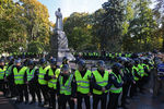 Сотрудники правоохранительных органов в оцеплении вокруг памятника генералу Ватутину в Мариинском парке Киева, 14 октября 2018 года