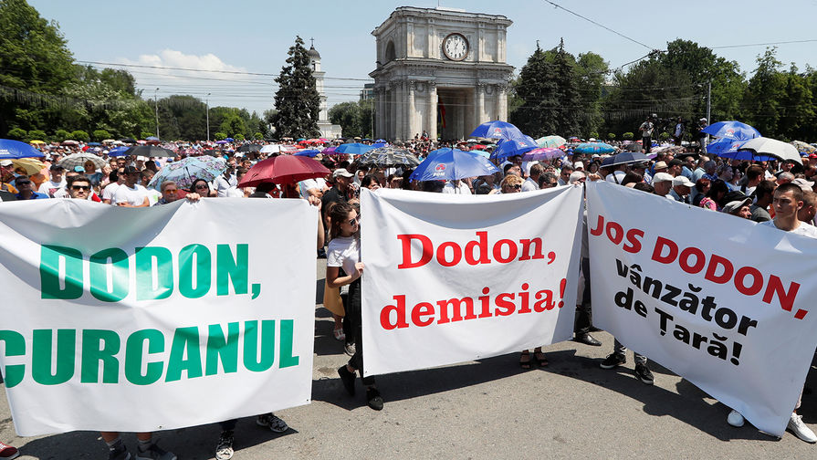 Сторонники Демократической партии Молдавии во время акции протеста в Кишиневе, 9 июня 2019 года