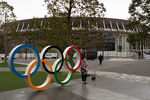 Олимпийские кольца у стадиона в Токио, Япония, 23 марта 2020 года