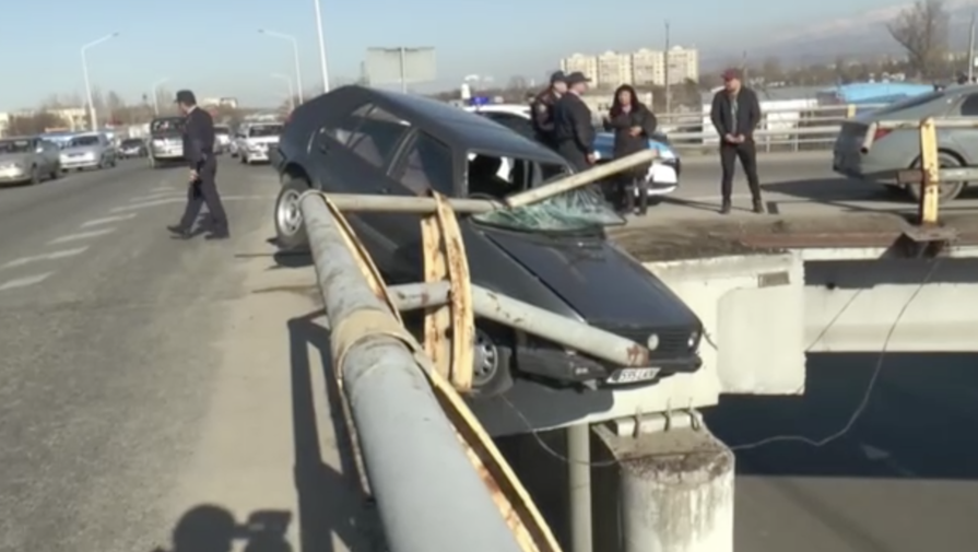 В Алма-Ате автомобиль повис на мосту после ДТП