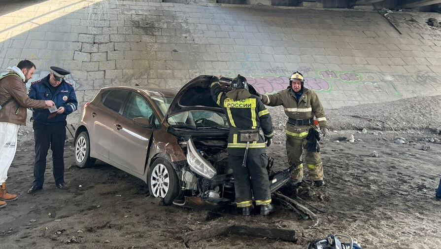 В Воронеже автомобиль упал с Северного моста после ДТП
