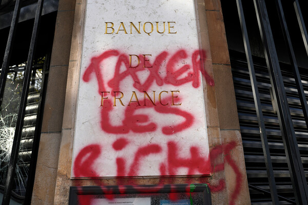 Граффити с&nbsp;надписью ««Обложи богатых налогами» на&nbsp;фасаде национального французского банка, 13&nbsp;апреля 2023&nbsp;года