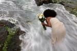 Женщина отдает дань уважения Йеманже, афро-бразильской богине моря, в День Йеманджи на пляже Арпоадор в Рио-де-Жанейро, Бразилия, 2 февраля 2024 года 