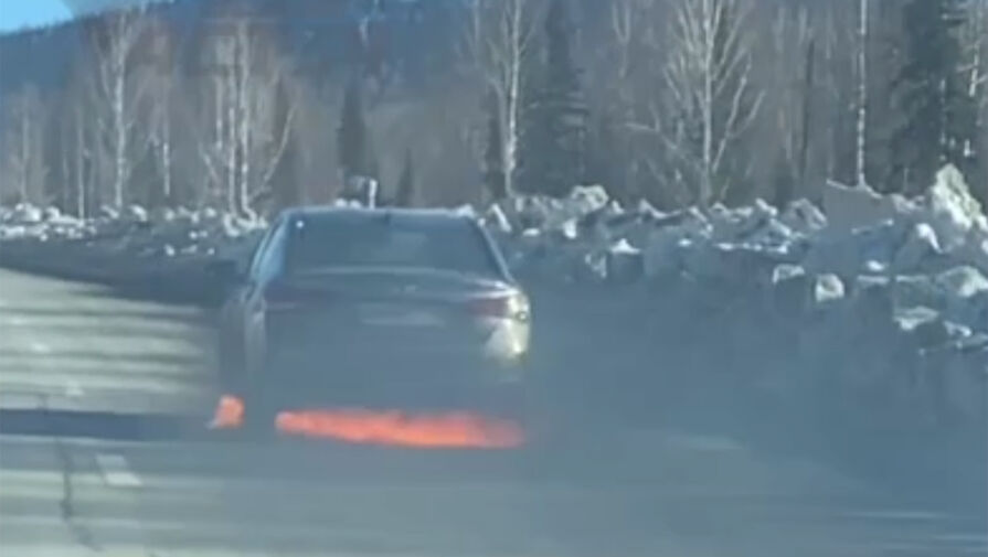 В Кемеровской области водитель мчался по трассе на объятом пламенем автомобиле
