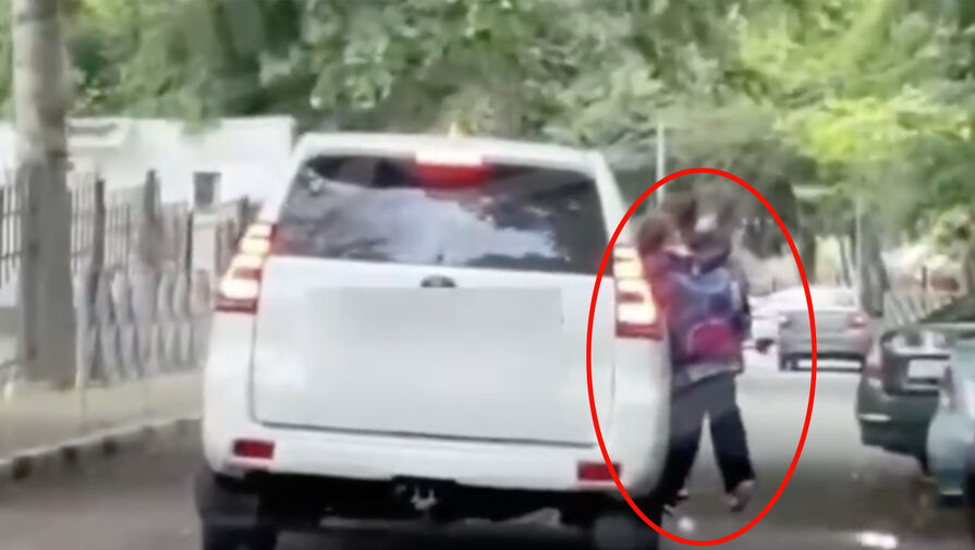 Сочинку, прокатившую детей на пороге автомобиля, привлекли к ответственности