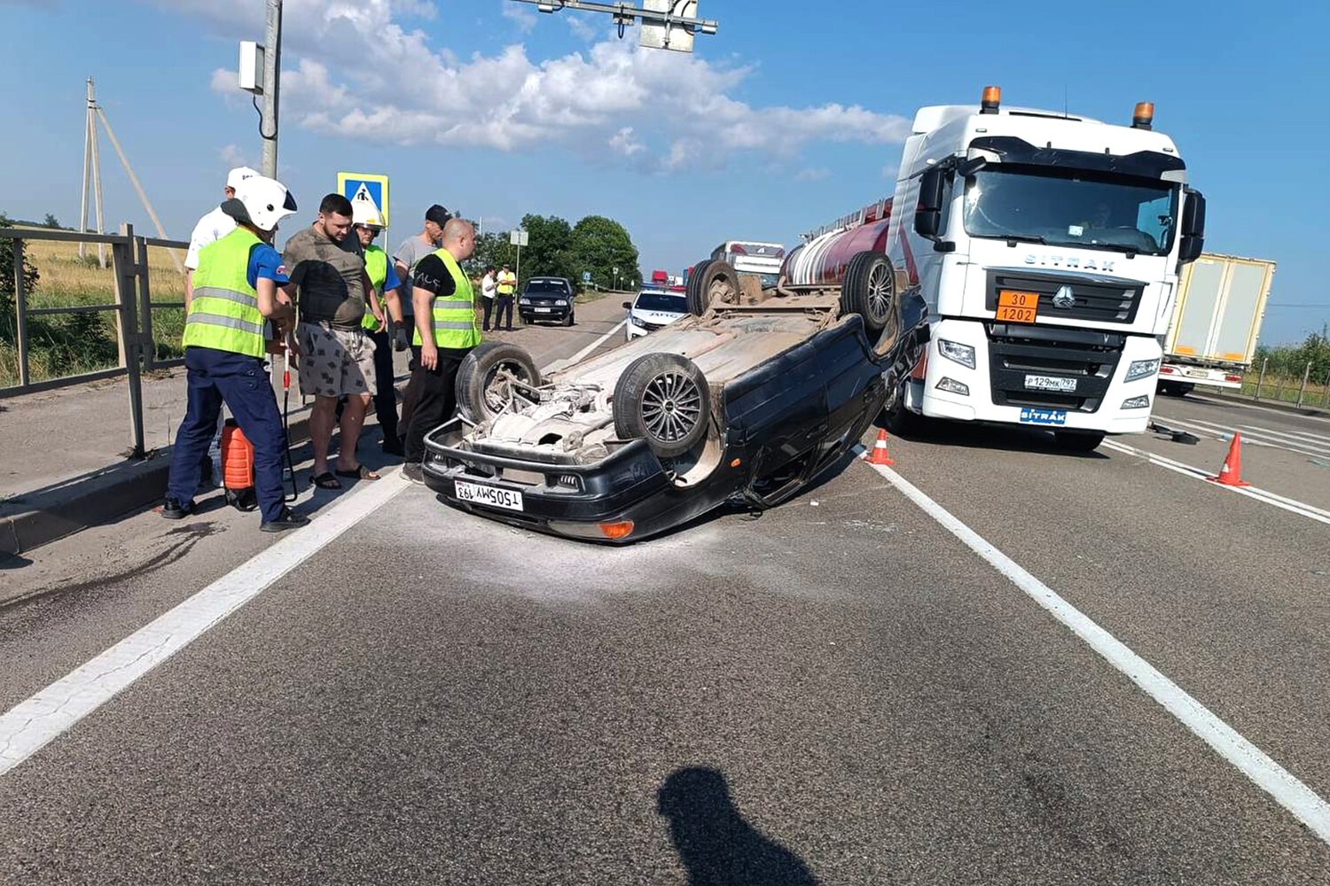 На Кубани машина попала в ДТП и перевернулась из-за залетевшей в салон пчелы