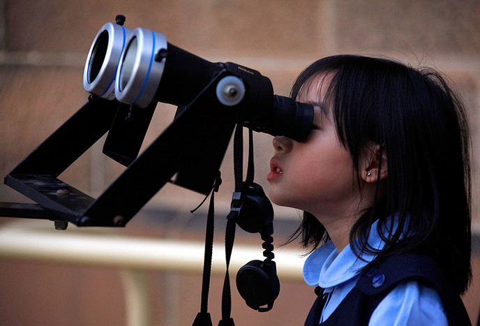 Девочка смотрит на&nbsp;затмение через&nbsp;телескоп в&nbsp;обсерватории Сиднея