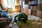 Разрушенная попаданием снаряда квартира одного из домов в Славянске