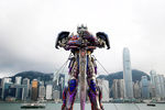 Фигура трансформера Оптимуса Прайма во время премьеры фильма «Трансформеры: Эпоха истребления» в Гонконге