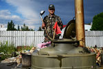 Боец батальона «Призрак» народного ополчения Луганска готовит пищу на полевой кухне