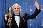 В 1990 году Феллини снял комедийную притчу «Голос Луны», главные роли в которой сыграли Паоло Вилладжо и Роберто Бениньи. Наград эта картина режиссеру не принесла (была лишь номинация на итальянскую национальную кинопремию) — но вошла в историю как его последний фильм. В 1993 году Феллини получил свой пятый «Оскар» — почетный, за вклад в кино