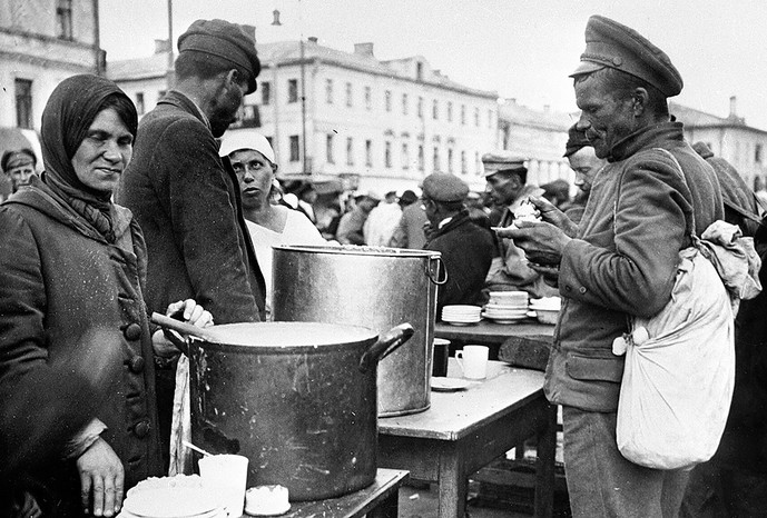 Торговля пшенной кашей на&nbsp;Сухаревском рынке, 1919&nbsp;год
