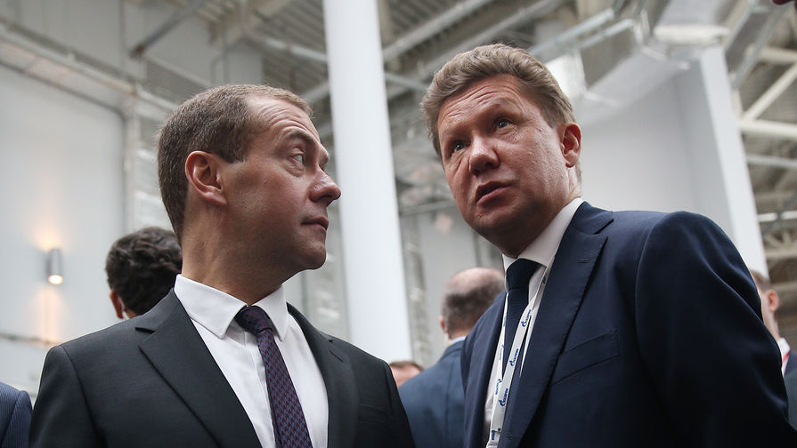 Премьер-министр РФ Дмитрий Медведев и председатель правления компании «Газпром» Алексей Миллер (слева направо) на XIV Международном инвестиционном форуме «Сочи-2015» в главном медиацентре на территории Олимпийского парка