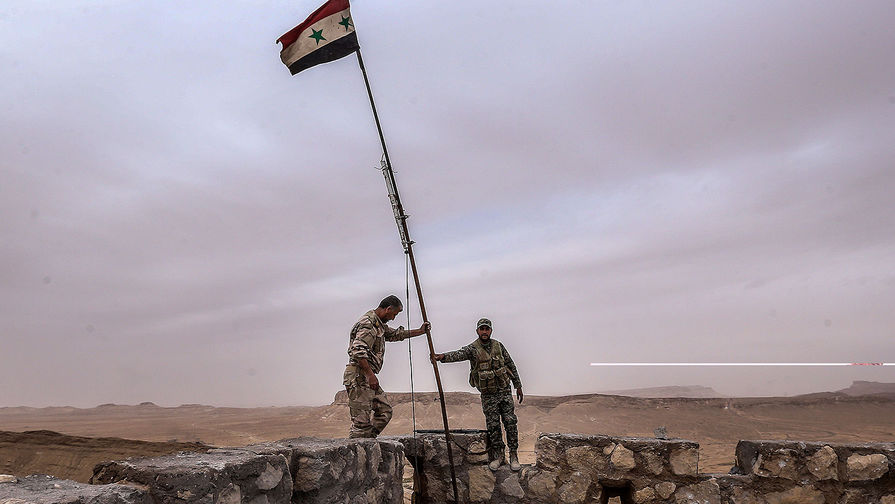 Флаг Сирии на&nbsp;вершине замка Фахр ад-Дина