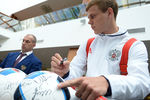 Игрок сборной России Александр Кокорин перед вылетом на чемпионат Европы по футболу — 2016