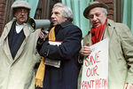 Писатели Курт Воннегут, Арно Майер и Стадс Теркел во время акции протеста у здания издательства Random House, 1990 год