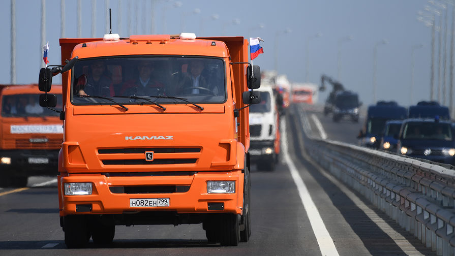 Президент России Владимир Путин за рулем «КамАЗа» во время церемонии открытия моста через Керченский пролив, 15 мая 2018 года