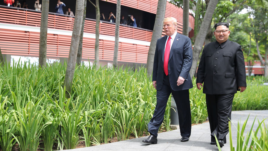 Президент США Дональд Трамп и высший руководитель КНДР Ким Чен Ын во время встречи на&nbsp;острове Сентоса в&nbsp;Сингапуре, 12 июня 2018 года