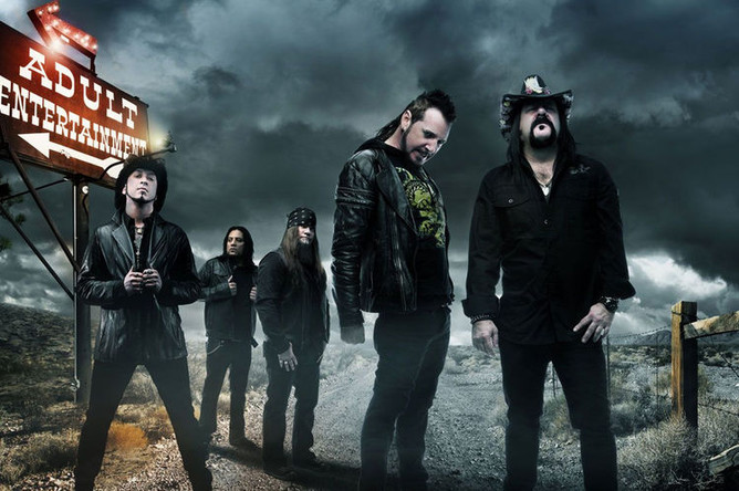 Винни Пол (справа) в составе группы Hellyeah