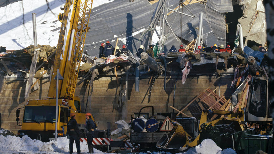 Разбор завалов на месте обрушения крыши «Трансвааль-парка» в московском Ясенево, 14 февраля 2004 года