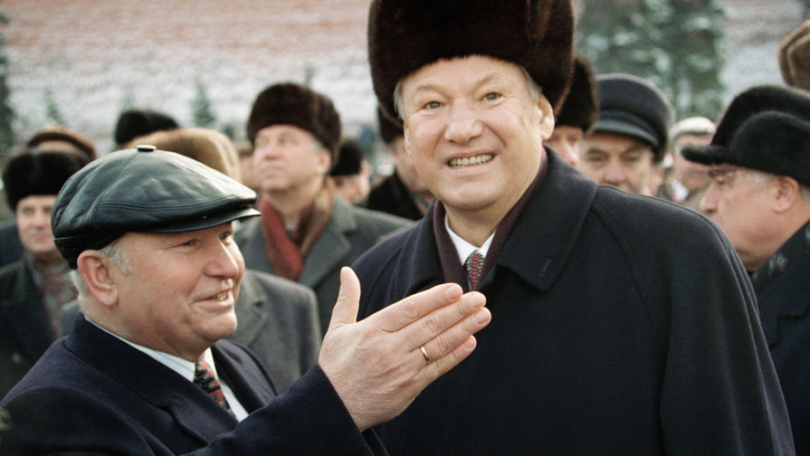 Президент Российской Федерации Борис Ельцин во время беседы с мэром Москвы Юрием Лужковым, 1997 год