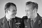 Летчики-космонавты Юрий Гагарин (слева) и Алексей Леонов (справа), 1965 год