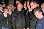 Президент РФ Владимир Путин на месте взрыва в подземном переходе на Пушкинской площади в столице, 10 августа 2000 года