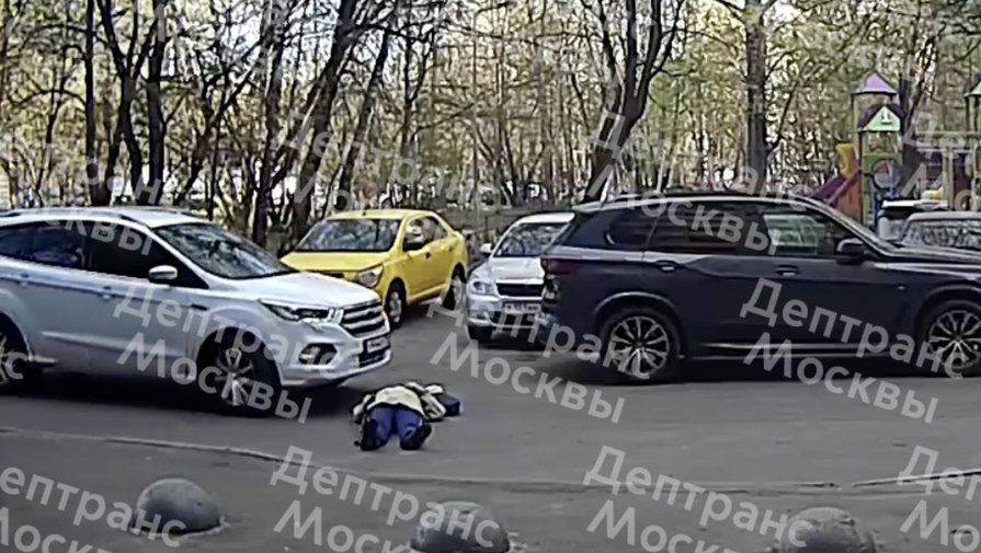 В Москве водитель дважды переехал пенсионерку, которая упала во дворе