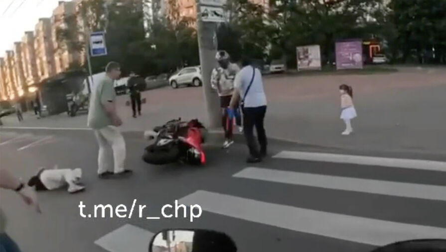 Мотоциклист сбил пенсионерку на пешеходном переходе в Петербурге, проехав на красный свет