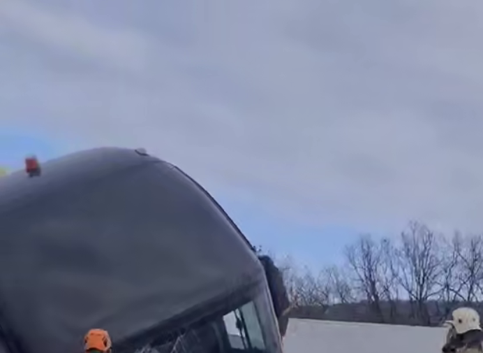 Автобус с пассажирами попал в лобовое ДТП и съехал в кювет в Новороссийске