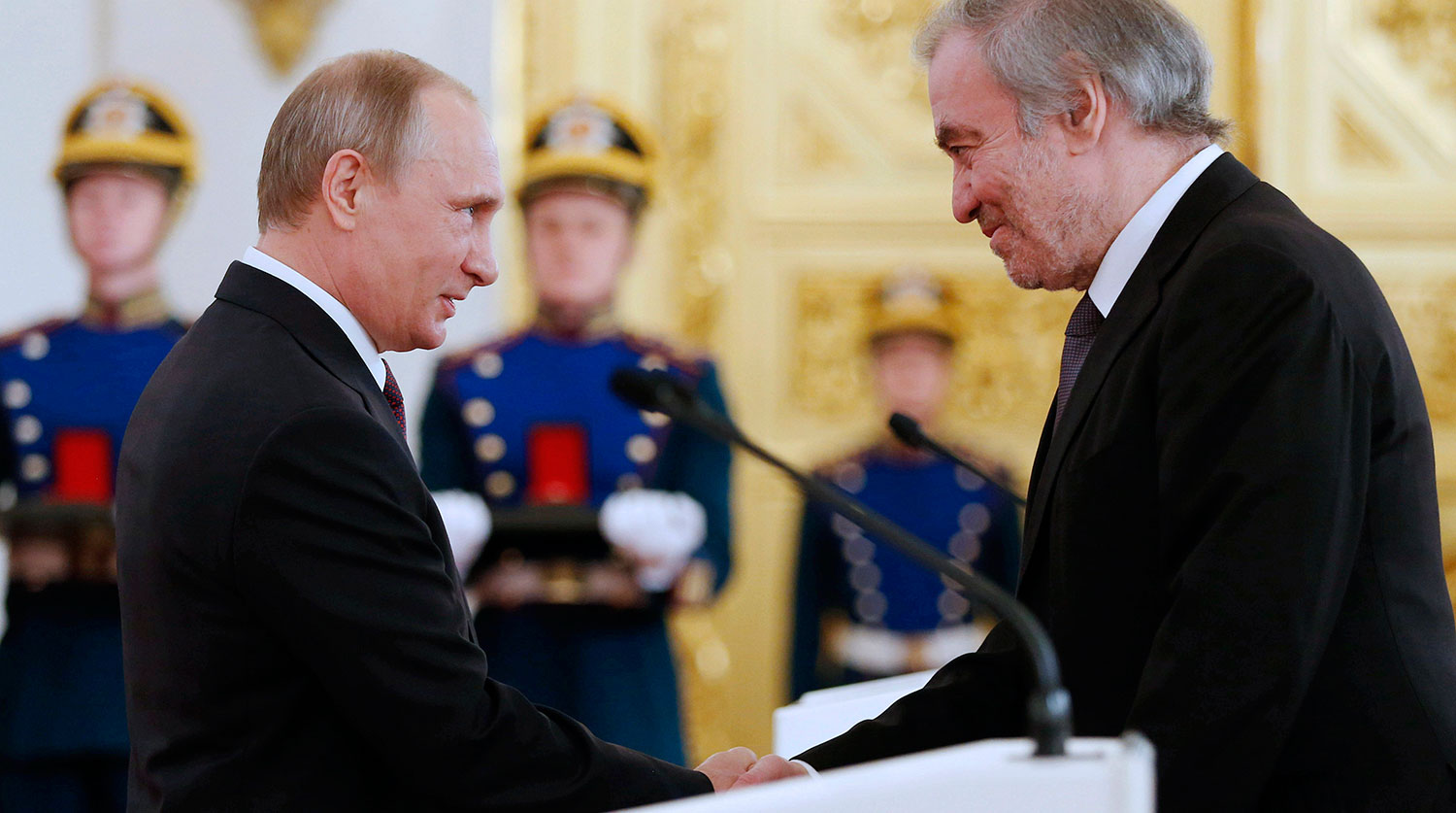 Президент РФ Владимир Путин и дирижер, художественный руководитель Мариинского театра Валерий Гергиев (слева направо) на церемонии вручения государственных премий РФ в области науки и технологий, литературы, искусства и гуманитарной деятельности за 2015 год в Кремле
