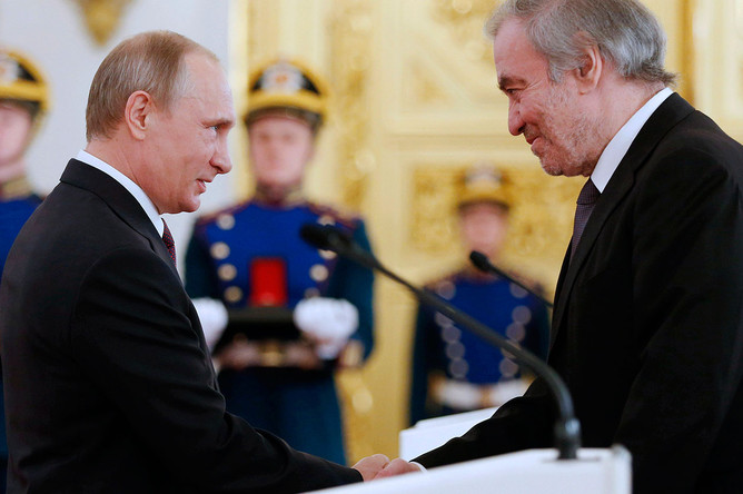 Президент РФ Владимир Путин и дирижер, художественный руководитель Мариинского театра Валерий Гергиев (слева направо) на церемонии вручения государственных премий РФ в области науки и технологий, литературы, искусства и гуманитарной деятельности за 2015 год в Кремле