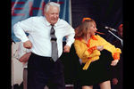 Президент России Борис Ельцин во время танца на поп-концерте в Ростове-на-Дону, 1996 год