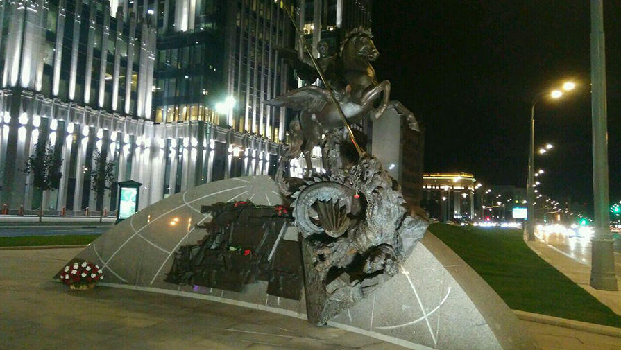 Перед вами памятник установленный в центре москвы. Скульптура с автоматом. Памятник Калашникову. Москва памятник оружейнику.
