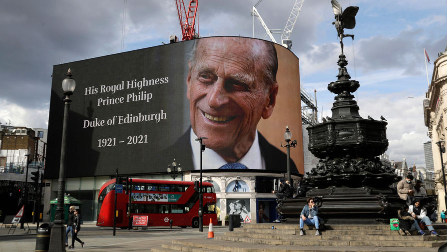 Экран с изображением принца Филиппа на площади Пикадилли в Лондоне, 9 апреля 2021 года