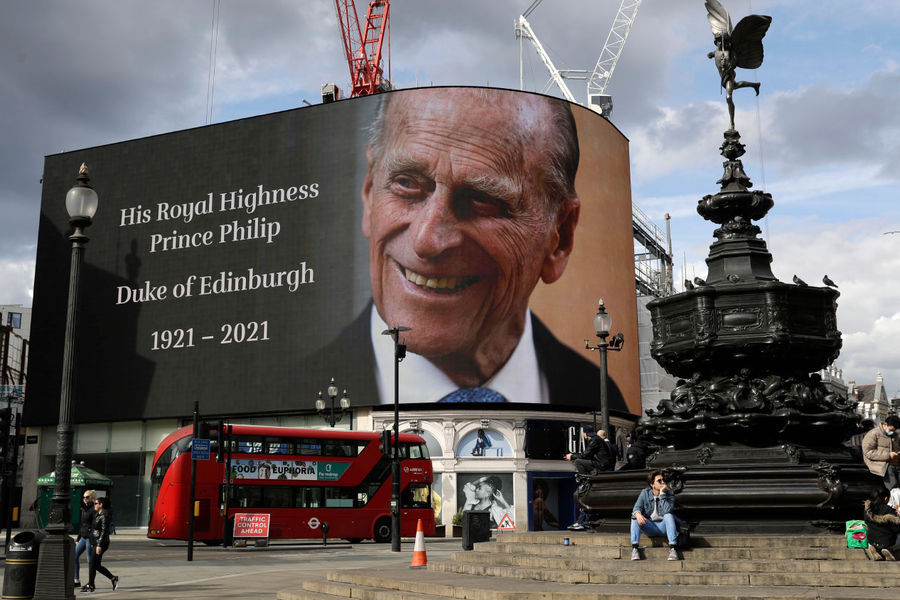 Экран с&nbsp;изображением принца Филиппа на&nbsp;площади Пикадилли в&nbsp;Лондоне, 9 апреля 2021 года