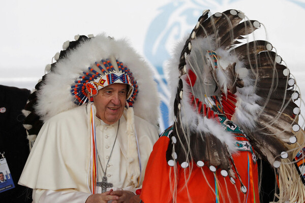 Папа Франциск в&nbsp;головном уборе коренных жителей во время своего визита в&nbsp;общину Масквацис в&nbsp;Канаде, 25&nbsp;июля 2022&nbsp;года