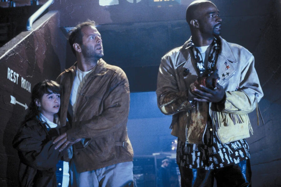 <b>«Последний бойскаут» (1991)</b>
<br><br>
В&nbsp;этом боевике Тони Скотта Брюс Уиллис вновь сыграл частного детектива &mdash; его пьющий и неудачливый герой по&nbsp;имени Джо Хэлленбек пытается помочь игроку в&nbsp;американский футбол Джимми Диксу (Дэймон Уэйанс) найти убийцу его девушки, а в&nbsp;результате они оба сражаются против мафии.
<br>
Процесс съемок занял 90&nbsp;дней &mdash; с&nbsp;марта по&nbsp;июнь 1991&nbsp;года, &mdash; но оказался очень сложным из-за напряжения на&nbsp;площадке. Мало того, что Брюс Уиллис и Дэймон Уэйанс не сработались, постоянные конфликты происходили между&nbsp;Уиллисом, Тони Скоттом и продюсером картины Джоэлом Силвером. Много позже ассистент режиссера предположил, что на&nbsp;площадке просто было слишком много «альфа-самцов».
